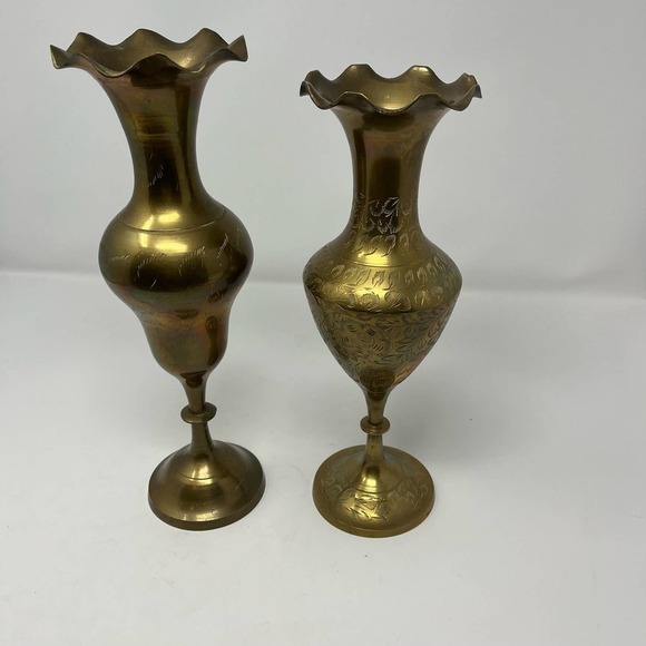 Vintage Pair of 2 Brass Engraved Scalloped Vases - Picture 2 of 6